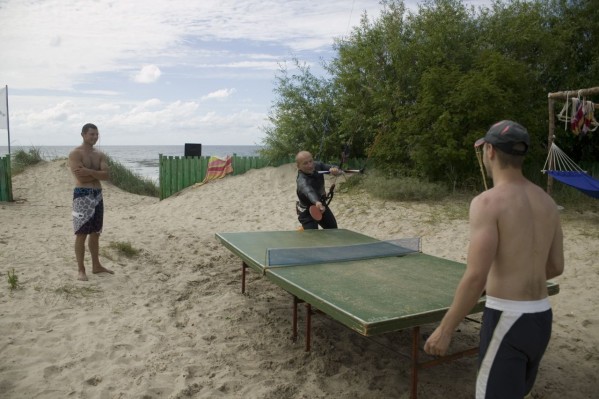stalo teniso partija su kaitu kiteCampe Kunigiskese (9).jpg